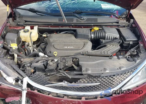 2017 Chrysler Pacifica Touring-L z USA, uszkodzony, nr VIN 2C4RC1BG3HR510259